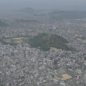 愛媛県の人口が126万88人松山市は50万人割る。 愛媛県の人口が126万88人松山市は50万人割る。